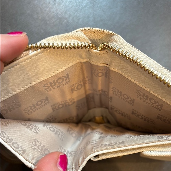 Michael Kors wallet - Picture 5 of 11